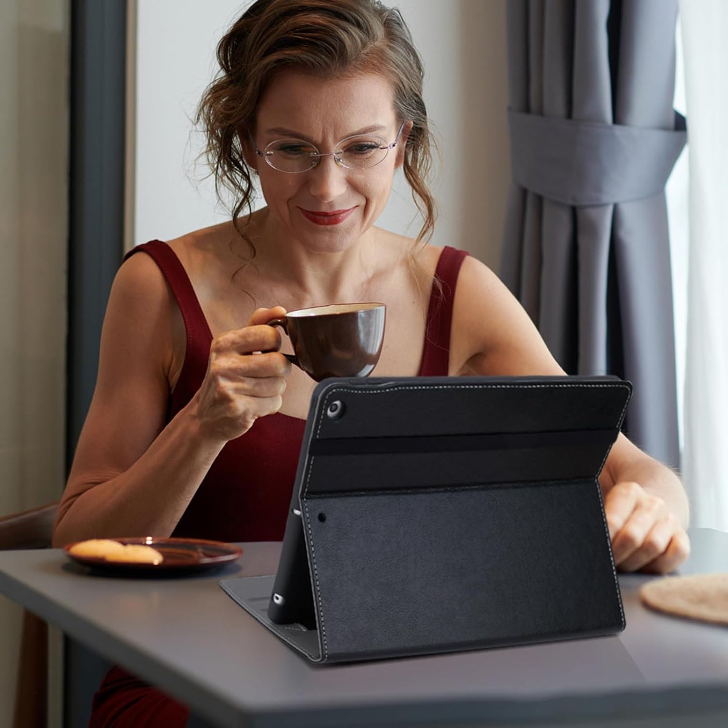 "Stylish & Functional: Leather Folio Case for iPad 9th/8th/7th Gen! π±β¨ Multiple Viewing Angles, Pencil Holder & Auto Sleep/Wake Feature! ποΈπ‘οΈ #iPadCase #TechStyle"